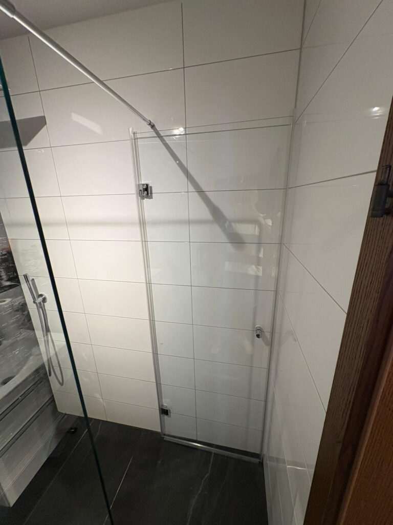 Aus Walk-In-Dusche wird eien Eckdusche Aus Walk-In-Dusche wird eien Eckdusche